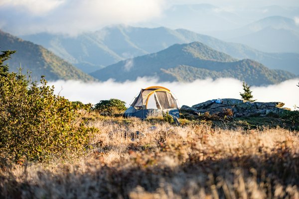 Quels sont les avantages du camping en autonomie complète et comment s'y préparer?