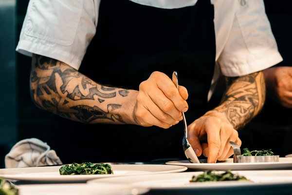 Où apprendre les techniques de la cuisine italienne en Toscane : ateliers et chefs renommés ?